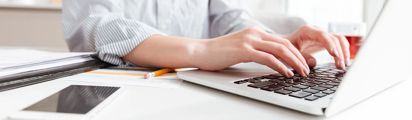 A Student is learning a Speed Typing Course in Saudi Arabia and India using a laptop