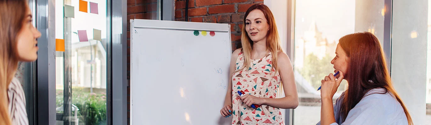 A teacher teach about English Writing Course to her students