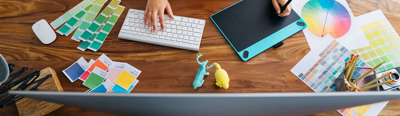 A student is learning the Adobe Photoshop course on a laptop placed on a desk.