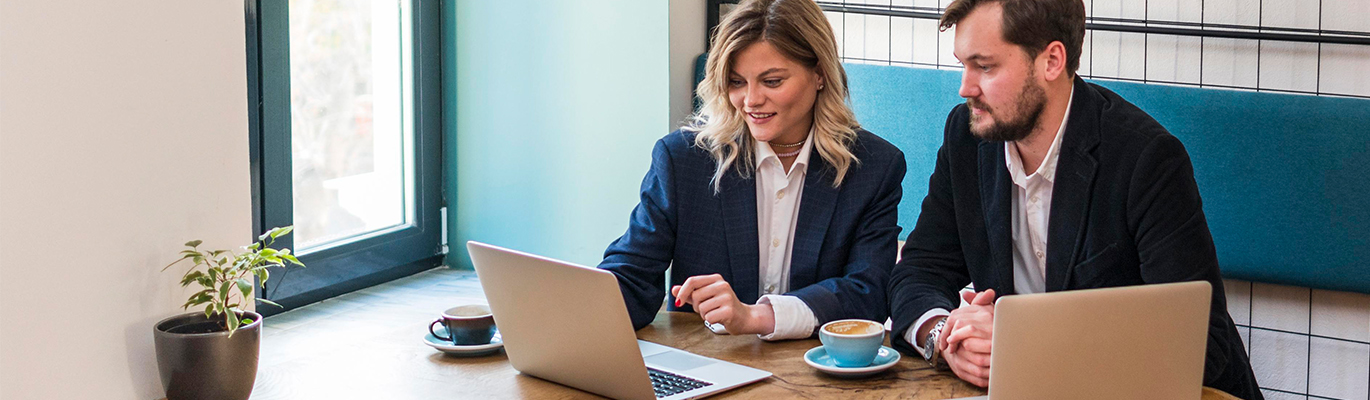 Two ITIL Professionals working together on a laptop